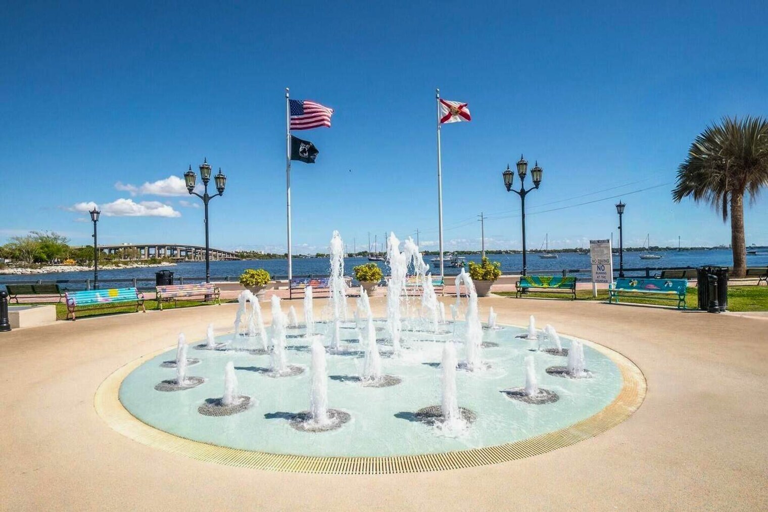 Building Photo - 214 Lucerne Dr