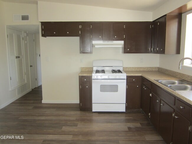Building Photo - 305 Corvena Way
