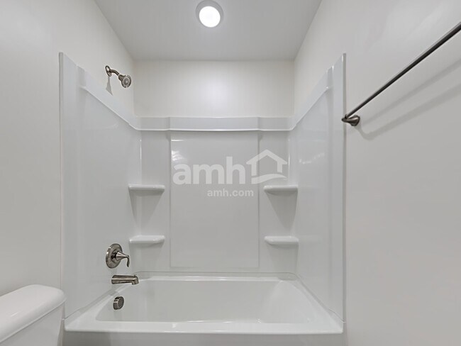 Building Photo - 608 W Lionel Rd