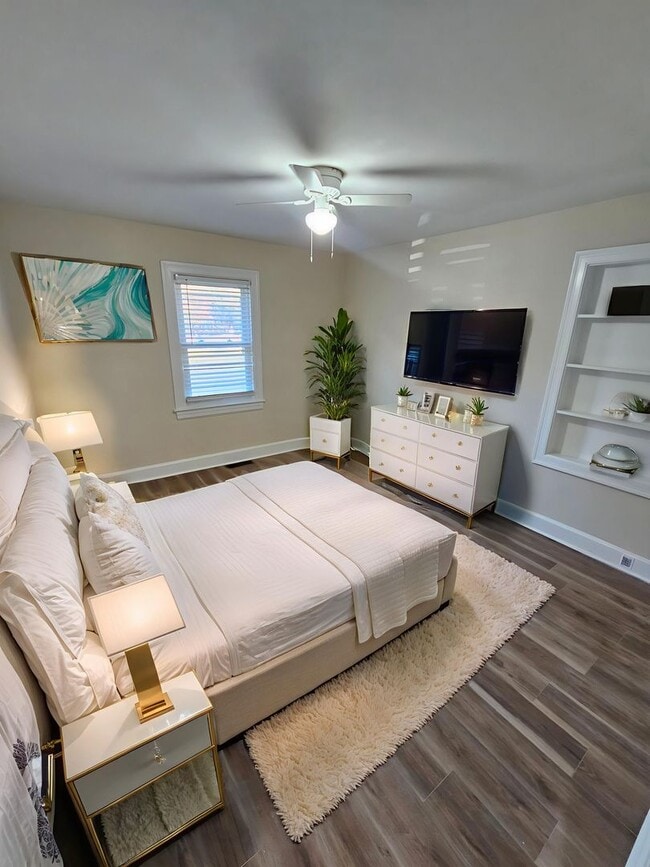 Building Photo - 610 Lynwood Ave NE