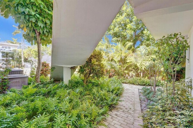Building Photo - 2760 Yacht Club Blvd
