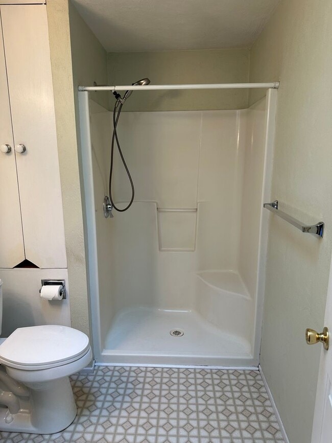 Building Photo - Large 2 bedroom 2 bathroom duplex with gar...
