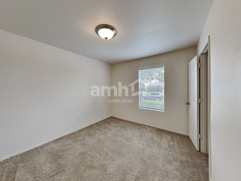 Building Photo - 2912 Mockingbird St