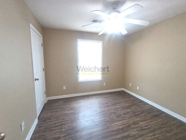 Building Photo - 3Bed/2Bath w/ fenced backyard