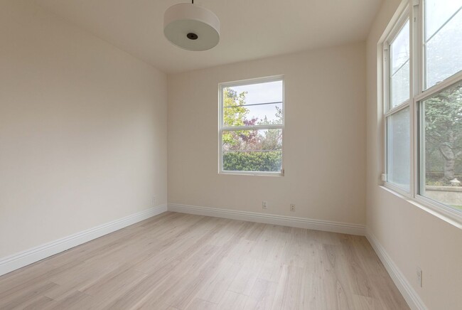Building Photo - 935 Heron Cir