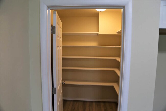 Building Photo - Seriously Spacious 5 bed 2 bath 36x20 Shop Garden Shed