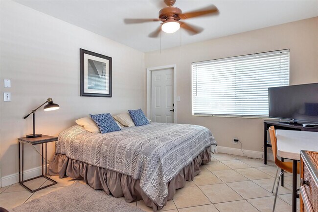 Building Photo - 2109 NE 26th St