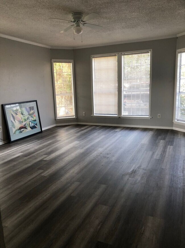Building Photo - Large Duplex in a quiet cul-d-sac close to...