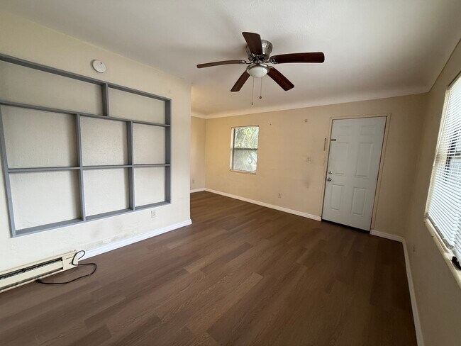 Building Photo - Queen Street Apartments