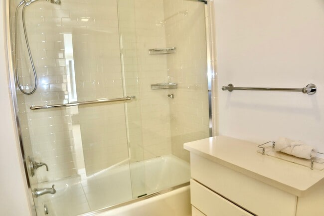 Building Photo - *New* 2 Bed & 2 Bath Condo in Fidi with Parking