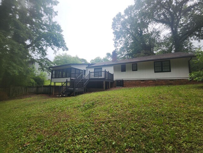 Building Photo - Spacious 5-Bedroom Home in Stone Mountain!