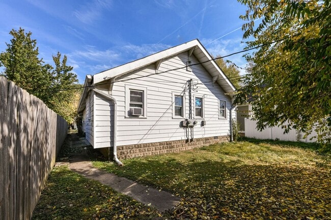 Building Photo - 802 N Denny St