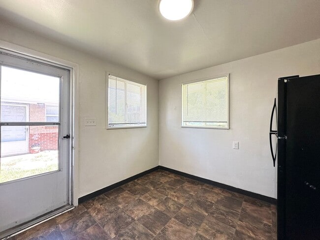 Building Photo - 3 bed 1 bath duplex near RiNo and City Par...