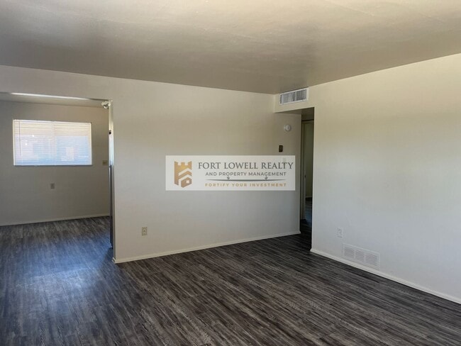 Building Photo - 1035-1037 E Knox Dr