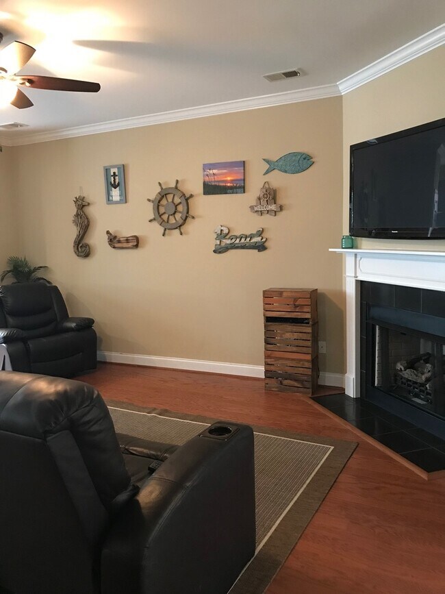 Building Photo - Townhouse with Fenced Backyard!