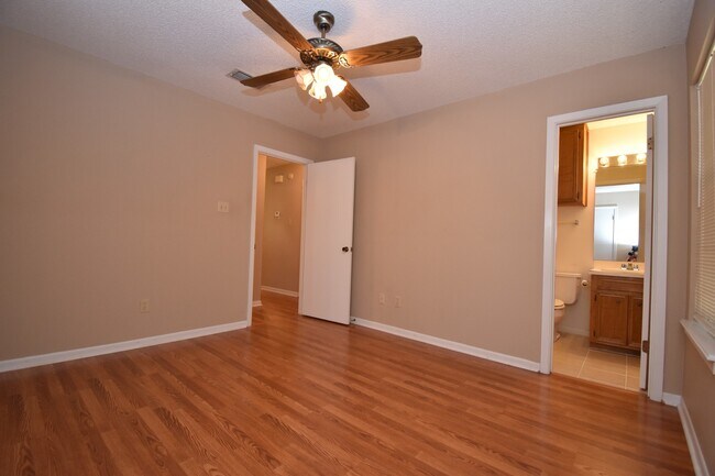 Building Photo - Centrally Located 2 Bedroom 2 Bath House