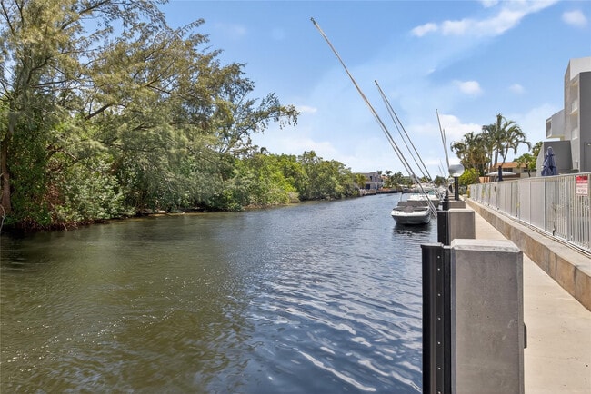 Building Photo - 2850 NE 14th St