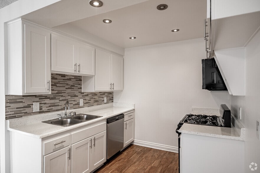 2BR, 2BA - 1,025SF - Kitchen - Tustin View