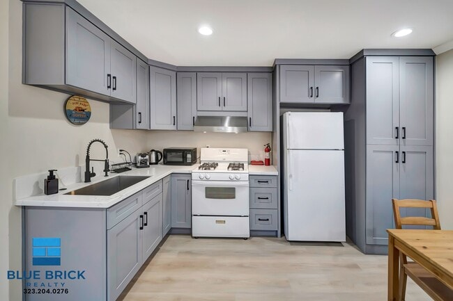 Building Photo - 5843 Vanalden Ave