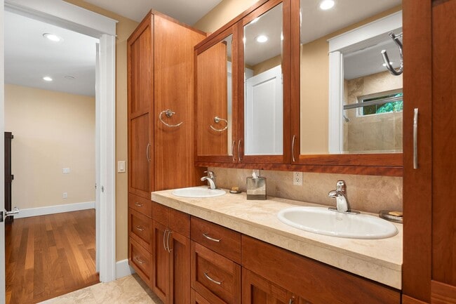 Building Photo - Exquisite Kirkland Estate - Lake Front Views