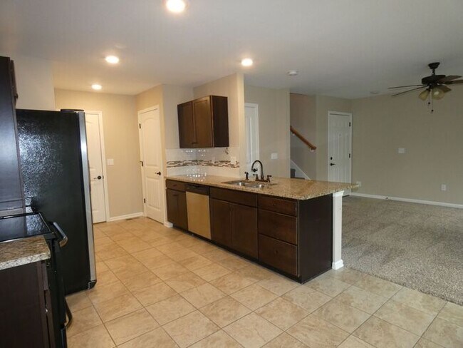 Building Photo - Beautiful Town Home!