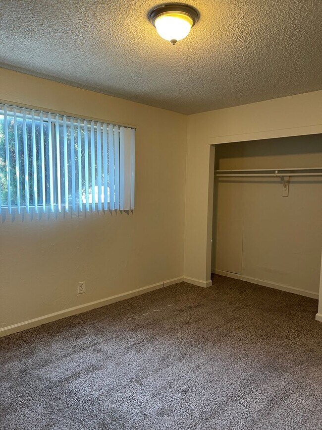 Building Photo - 2 BED 1 BATH UPSTAIRS UNIT *PET FRIENDLY