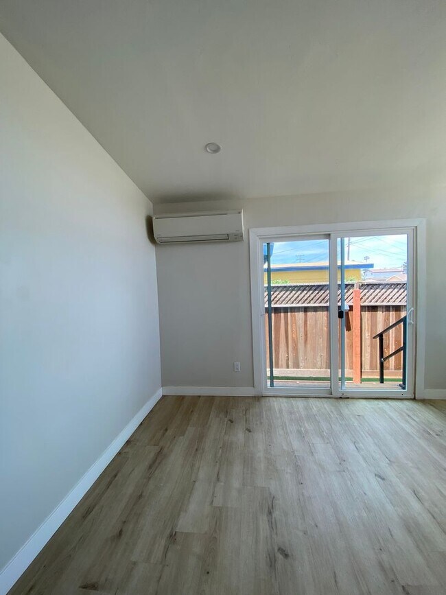 Building Photo - Renovated Beach house just a few blocks fr...