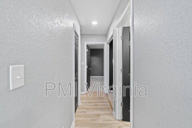 Building Photo - 1021 Mineola Dr