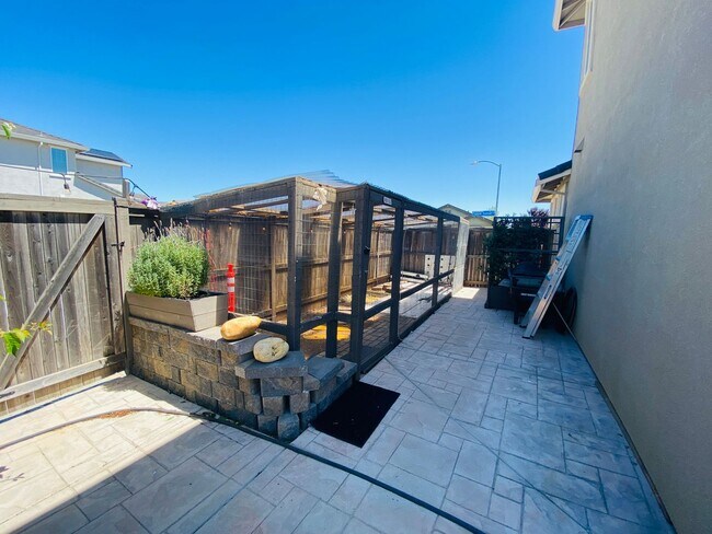 Building Photo - Gorgeous Corner Home
