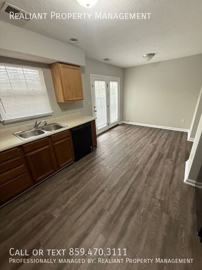 Building Photo - 221 Tanbark Dr