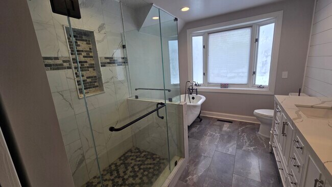 Building Photo - 9500 Fox Valley Dr