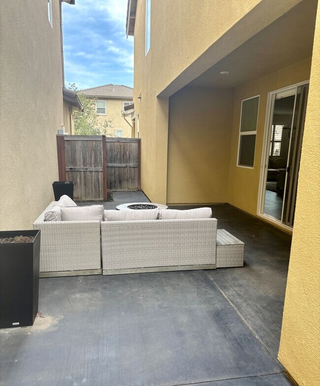 Building Photo - Stunning 4/2.5 (Solar/EV Plug In) Natomas!  Please read entire ad for viewings!