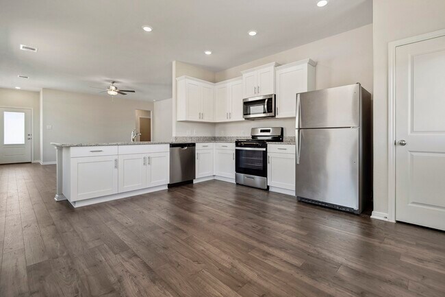 Building Photo - 16446 Honeysuckle Hl Dr