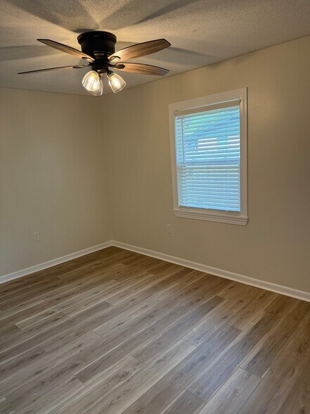 Building Photo - 706 Shady Ln Dr