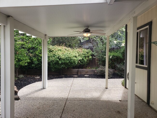 Building Photo - Beautifully Updated Single Level