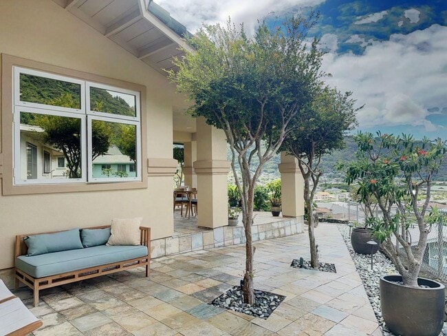 Building Photo - 2-Bedroom Executive Duplex in Serene Manoa...