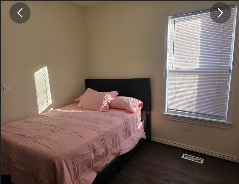 Building Photo - 489 Philip St