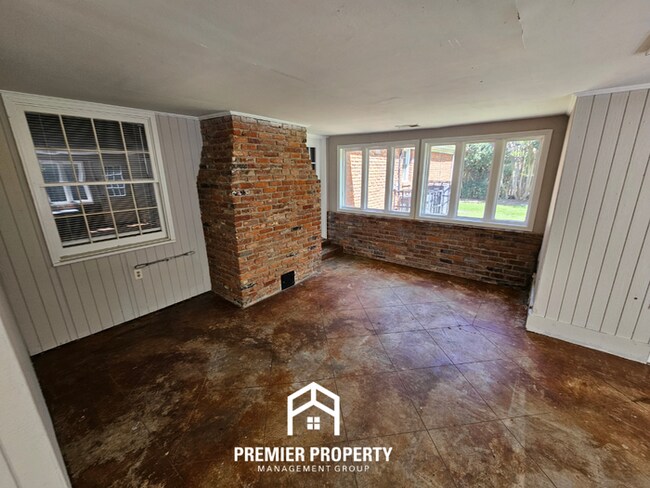 Building Photo - Massive 5BR/3BA Executive Home in East Memphis | Screened Porch & 2,200+ Sq Ft