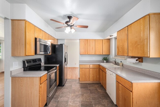 Building Photo - Spacious 5 Bedroom in the Heart of Littleton!
