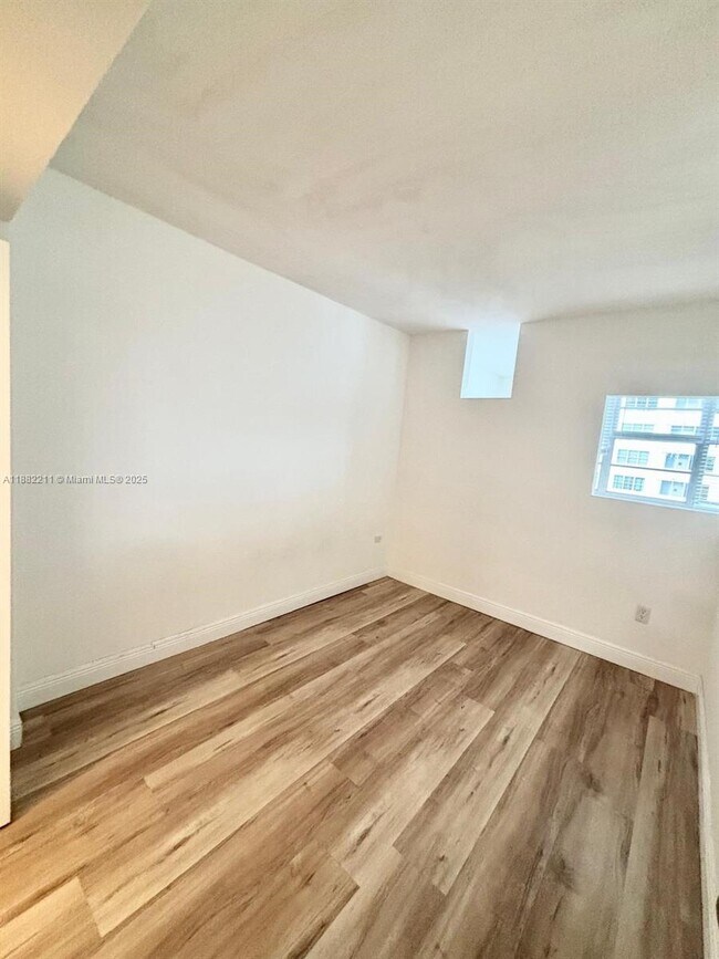 Building Photo - 801 Brickell Bay Dr