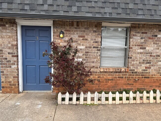 Building Photo - 2 Story Townhome in Clarkston! Water, Sewer, and Trash Included In Rental Price!