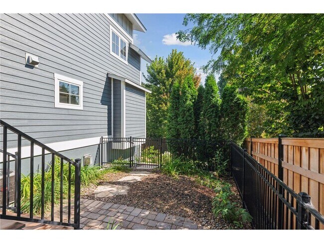 Building Photo - 4015 Wood End Dr