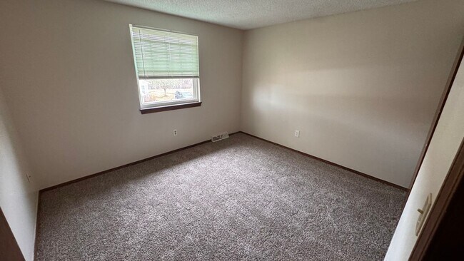 Building Photo - 3 bed 2.5 bath w/ garage, Great location off University and Dry Creek, close to Southglenn Mall a...