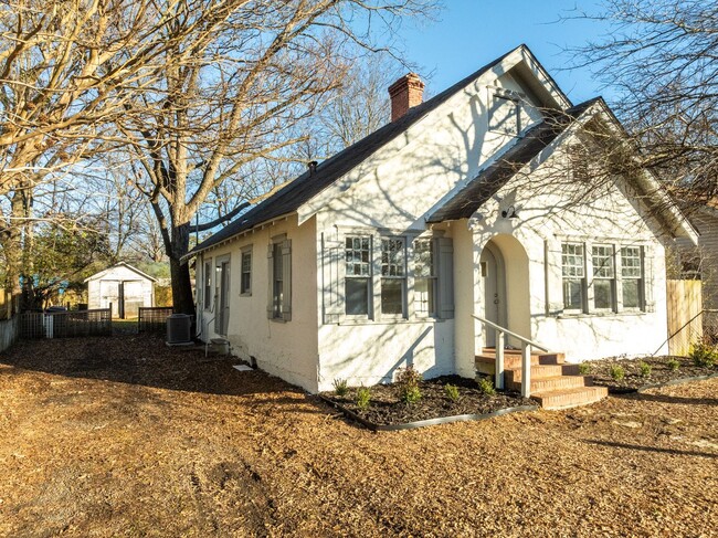 Building Photo - Freshly Updated 2 Bedroom House