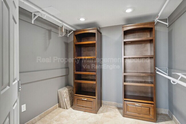 Building Photo - 410 W 7th St