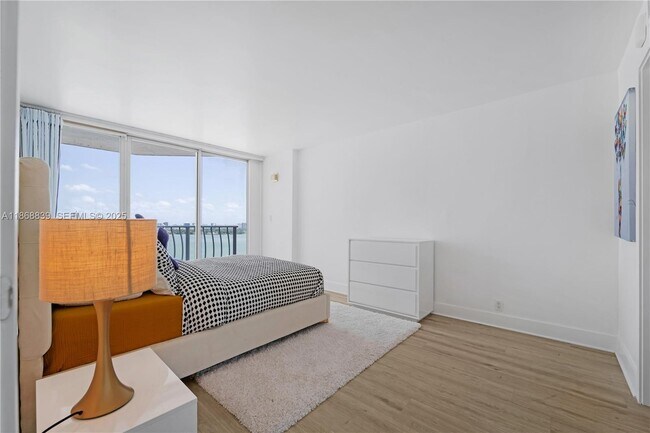 Building Photo - 7601 E Treasure Dr