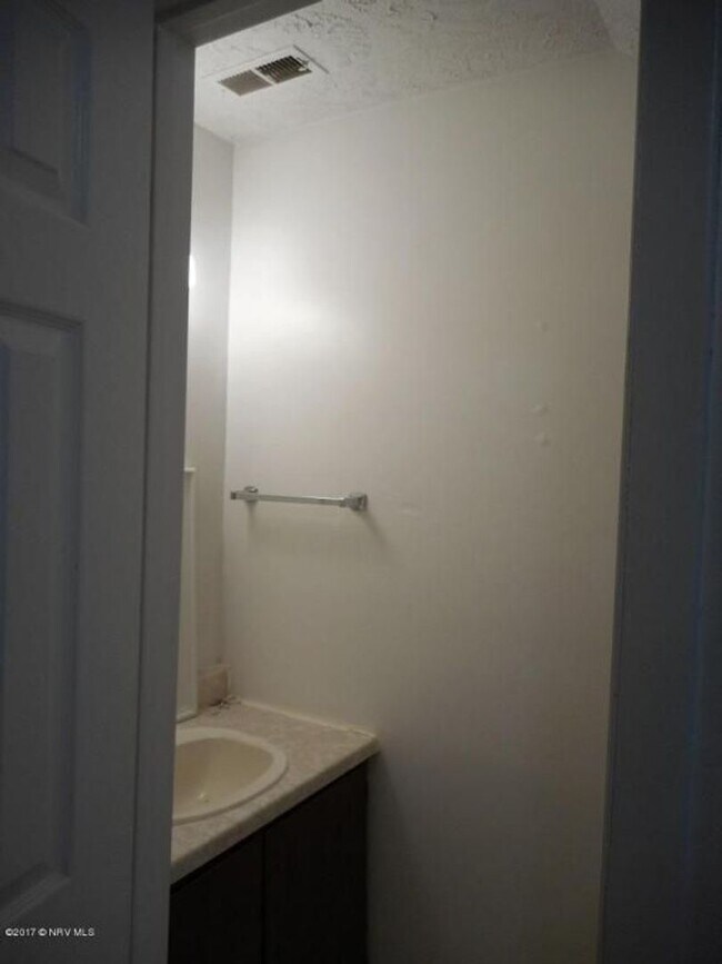 Building Photo - Spacious Home in Prime Blacksburg Location!