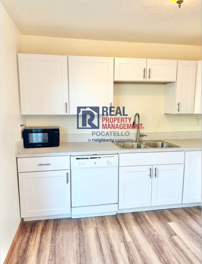 Building Photo - Updated 3 Bedroom 2 bath Townhome