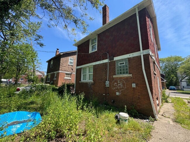 Building Photo - 15387 Lesure St