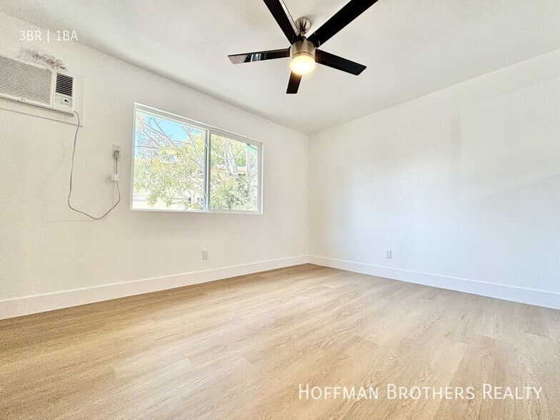 Building Photo - 327 S Ave 59